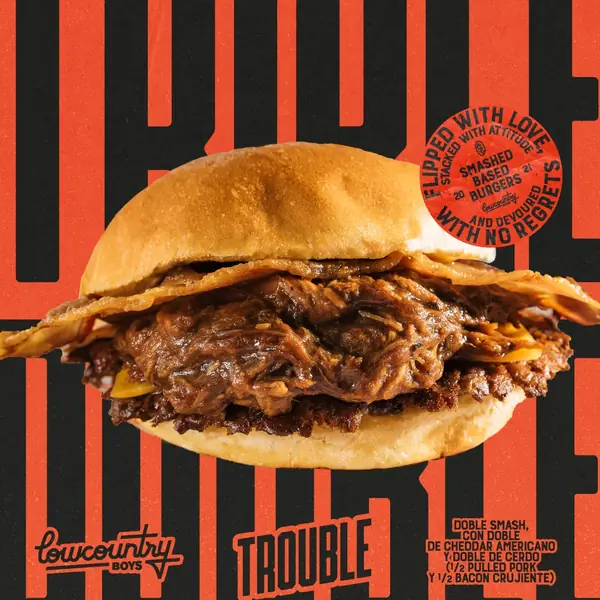 Cartel de la Triple Double Trouble sobre fondo rojo