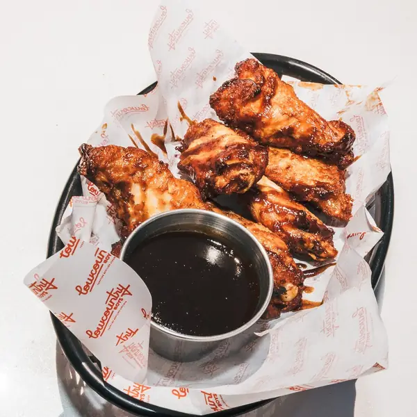 Cesta de BBQ Wings con su salsa