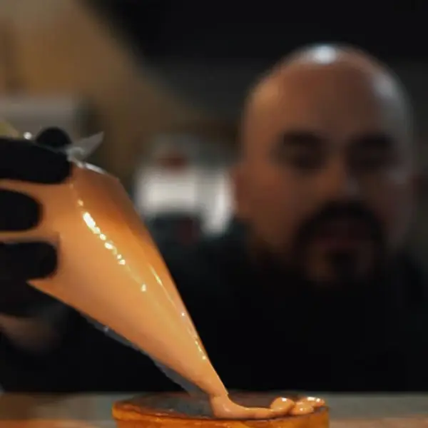 Cocina: salsa cayendo sobre la plancha durante el servicio